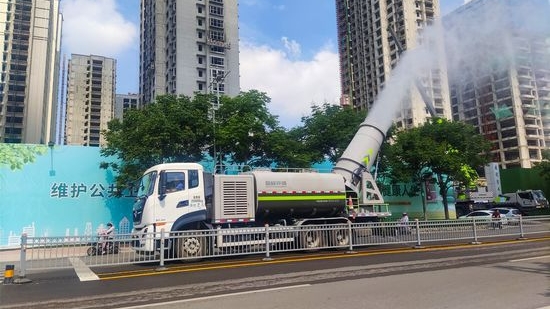噴灑作業為城市“降溫”